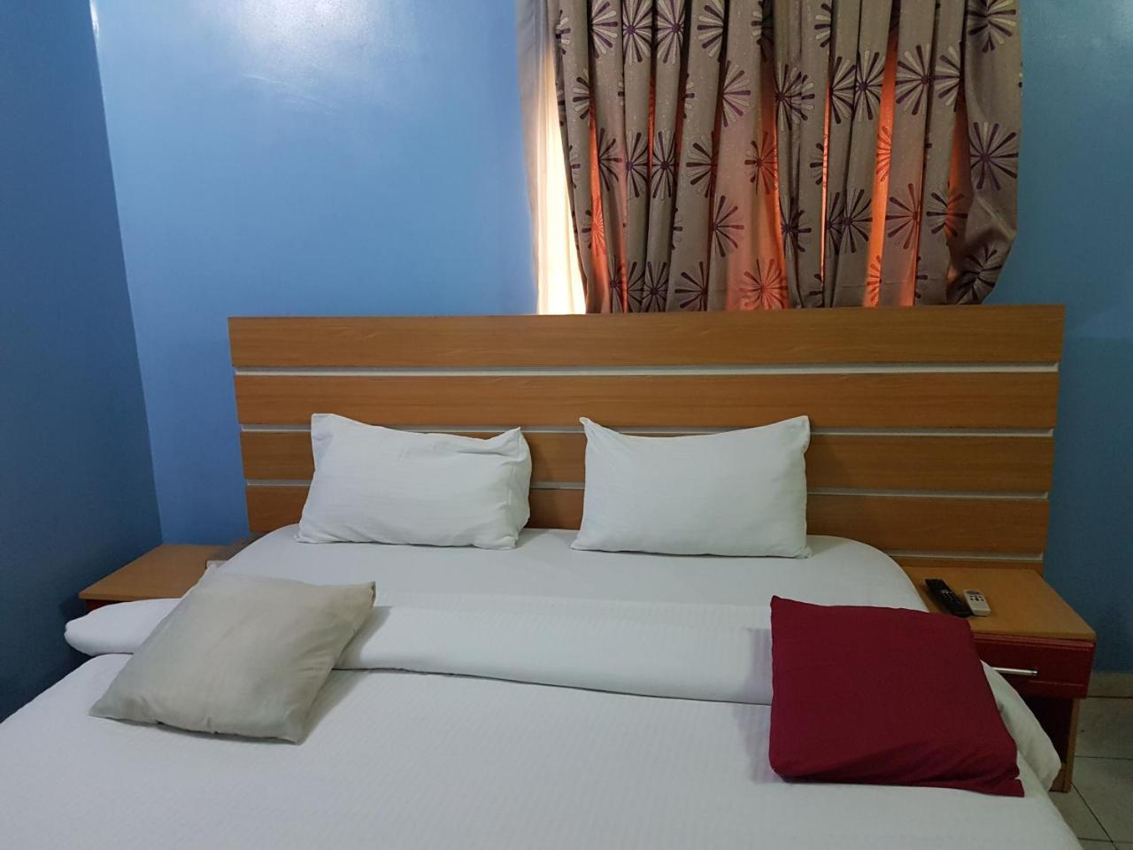 Chamcce Hotel Ajao Lagos Bagian luar foto
