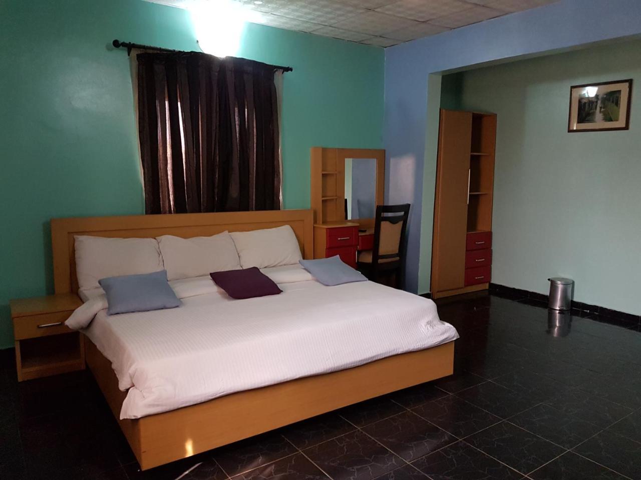 Chamcce Hotel Ajao Lagos Bagian luar foto